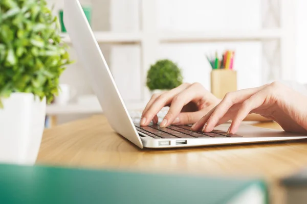 Chica escribiendo en el teclado —  Fotos de Stock