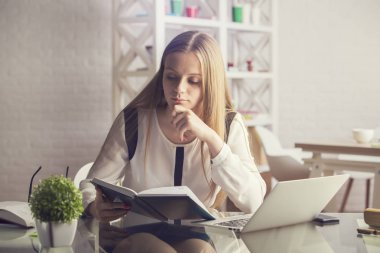 çekici kadın okuma kitabı