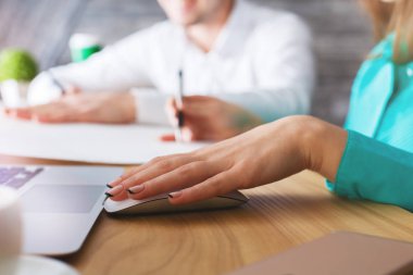 Projede çalışan erkek ve kız'ın elleri