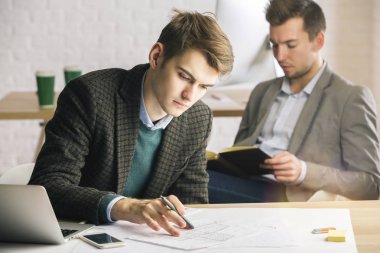 Yakışıklı işadamı çizim mimari kroki