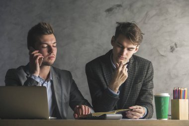 Evrak işi telefon yakışıklı iş adamları
