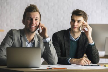 Çekici beyaz işadamları işyerinde