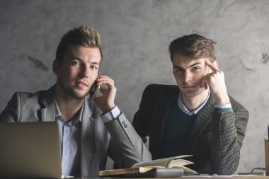 Evrak işi telefon yakışıklı beyler