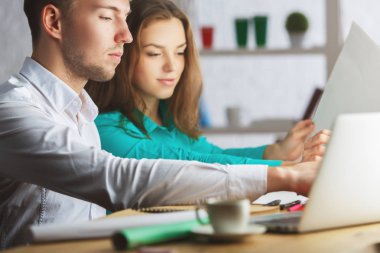 Çekici bir adam ve proje üzerinde çalışan kadın