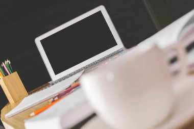 Kahve Kupası ve laptop portre