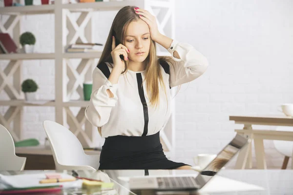 Stressed woman on phone — Stock Photo, Image