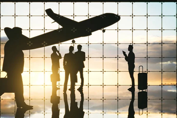 Vista lateral de interior de rejilla abstracta con vista al atardecer, hombres de negocios y siluetas de avión. Aeropuerto y concepto de viaje —  Fotos de Stock