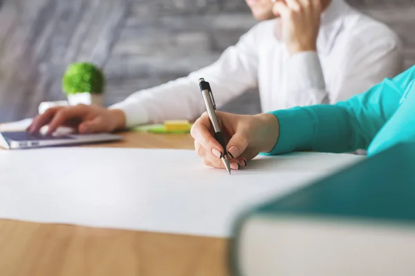 Primer plano de las manos de la mujer y el hombre usando el ordenador portátil y dibujo bosquejo de ingeniería. Concepto de trabajo en equipo — Foto de Stock