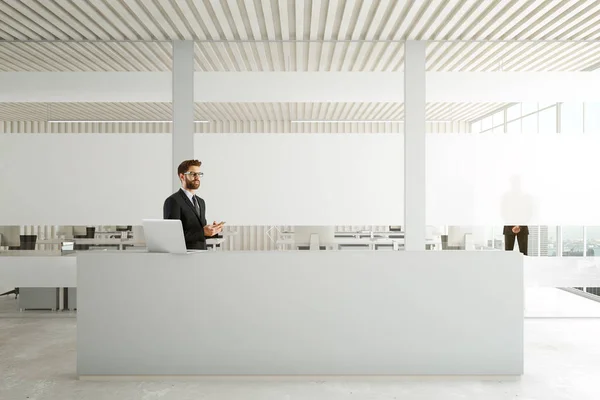 Hombre usando smartphone en recepción —  Fotos de Stock