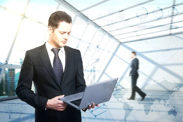 Joven hombre de negocios con portátil — Foto de Stock