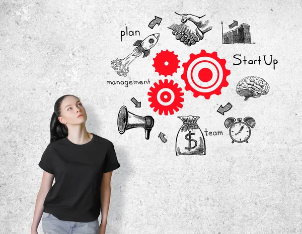 Pensativo joven europea chica con cogwheel rojo creativo y lápiz dibujado iconos de negocios sobre fondo de hormigón. Procesos empresariales — Foto de Stock