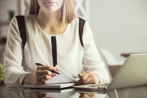 Jolie femme d'affaires faisant de la paperasse — Photo