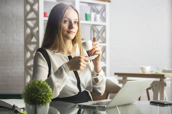 Attraktive Mädchen im Büro — Stockfoto