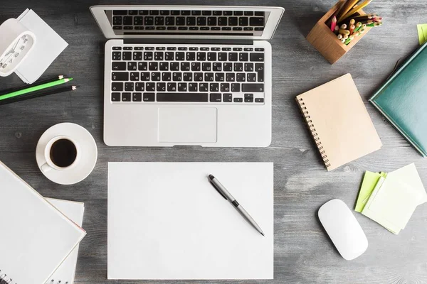 Vista dall'alto del posto di lavoro ufficio creativo con computer portatile vuoto, varie forniture e altri oggetti. Scherzi? — Foto Stock