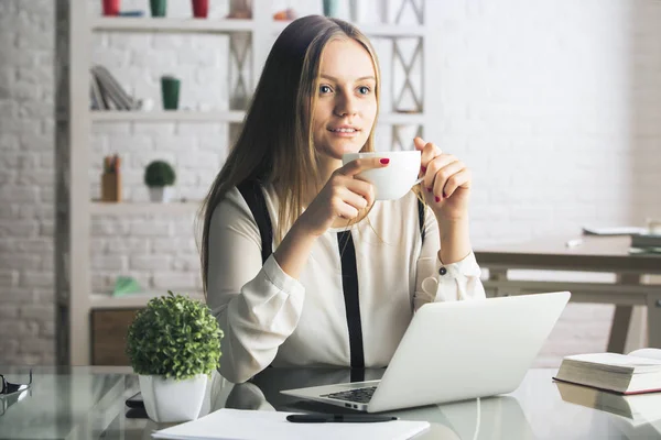 Attraktiv dam i office — Stockfoto