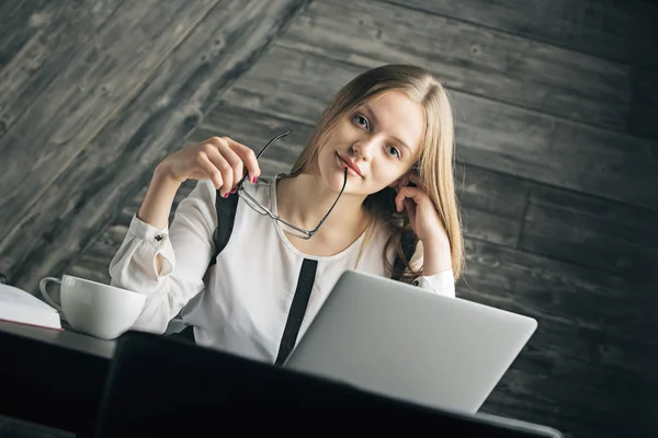 Attraktiva flicka med laptop — Stockfoto