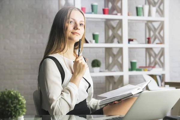 Atractiva mujer leyendo libro — Foto de Stock