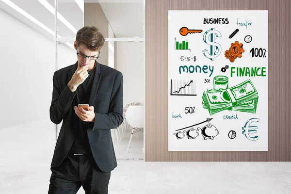 Задумчивый красивый молодой бизнесмен, использующий смартфон в интерьере с финансовым эскизом на плакате. Концепция денег. 3D рендеринг — стоковое фото