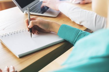 Projede çalışan işadamı ve kadının elleri