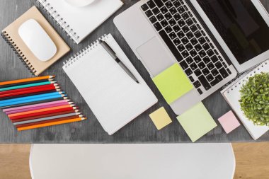 Yaratıcı office masaüstü boş dizüstü bilgisayar, çeşitli malzemeleri ve diğer öğeleri ile Üstten Görünüm.
