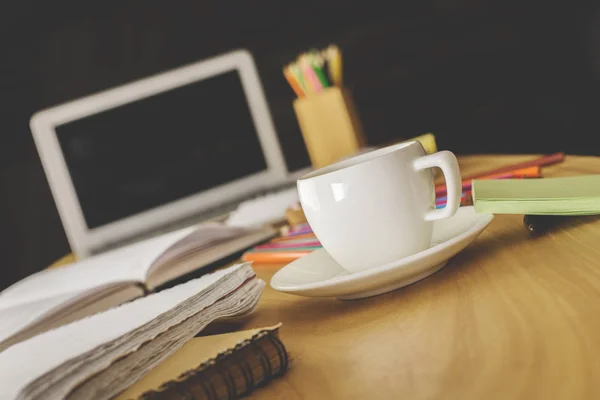 커피 컵과 모호한 노트북 — 스톡 사진