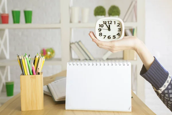 Reloj de mano por encima del bloc de notas — Foto de Stock