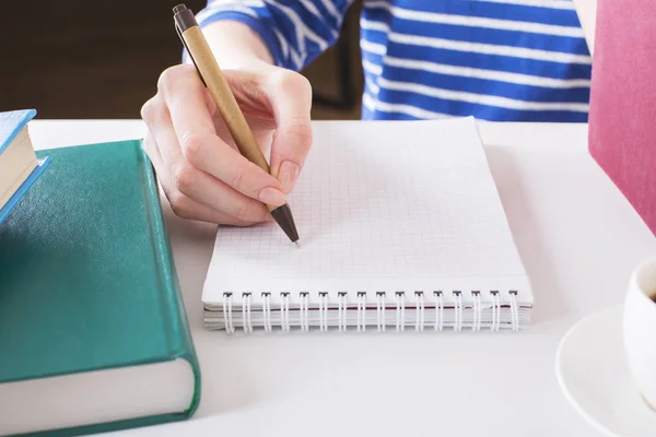 Woman writing in notepad — Stock Photo, Image