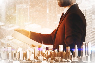 Evrak ve poligonal model olan adam