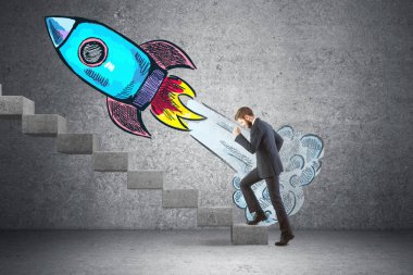 Roket kroki başlatılması ile iç beton merdiven çıkma işadamı yan görünüm. 