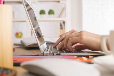 tipik dizüstü klavye üzerinde erkek