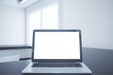 Boş ekranda gri office masaüstü ile dizüstü kapatın.