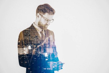 Thoughful işadamı forex grafik soyut şehir zemin üzerine Smartphone kullanarak. İş kavramı. Çift pozlama