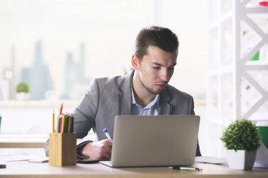 Projede çalışan yakışıklı işadamı