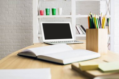 Kitap ve boş dizüstü