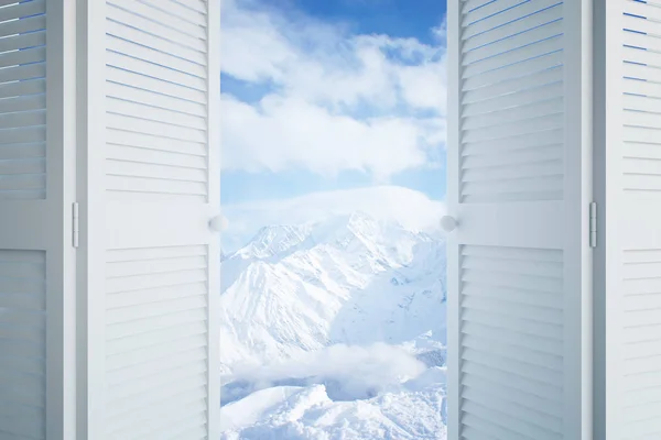 Close up di porte aperte con vista sul paesaggio invernale e luce solare . — Foto Stock