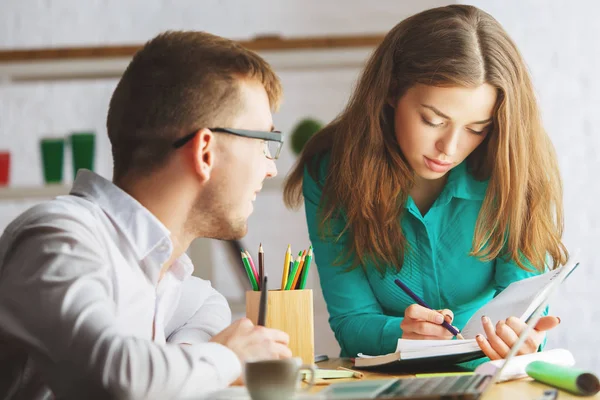 Attractive man and woman working on project — Stock Photo, Image