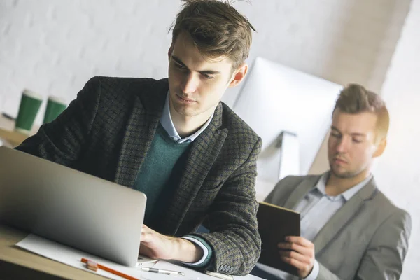 Joven en el trabajo — Foto de Stock