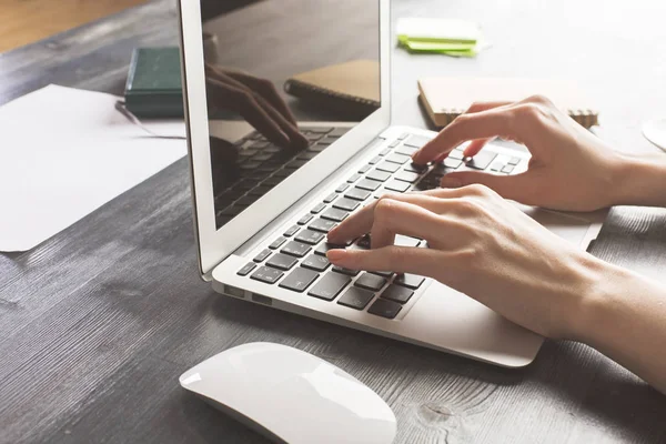 Man typen op laptop toetsenbord — Stockfoto