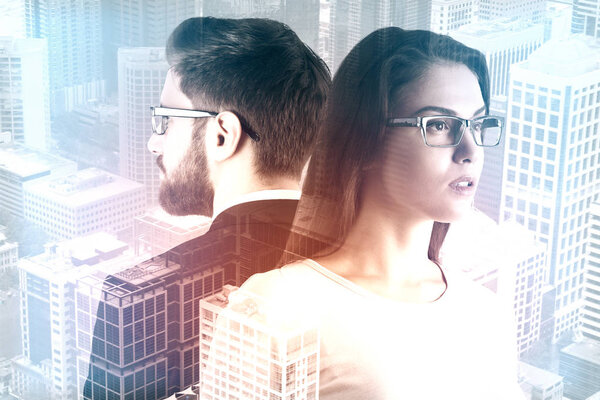 Молодой человек и женщина стоят спиной к спине на фоне города
.