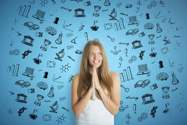 Fröhliche junge Frau mit Händen auf grünem Hintergrund mit wissenschaftlichen Ikonen. Wissenskonzept — Stockfoto