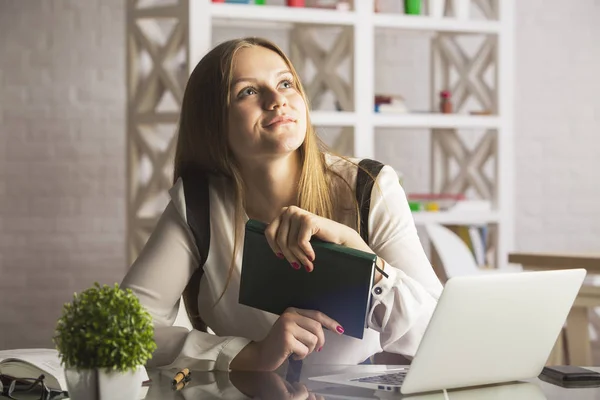 Attraente libro di lettura donna d'affari — Foto Stock