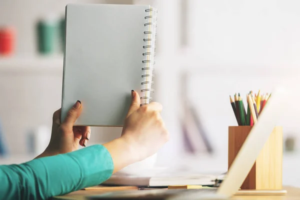 Female holding blank notepad — Stock Photo, Image