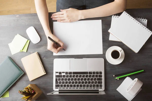 Girl doing paperwork top — Stock Photo, Image