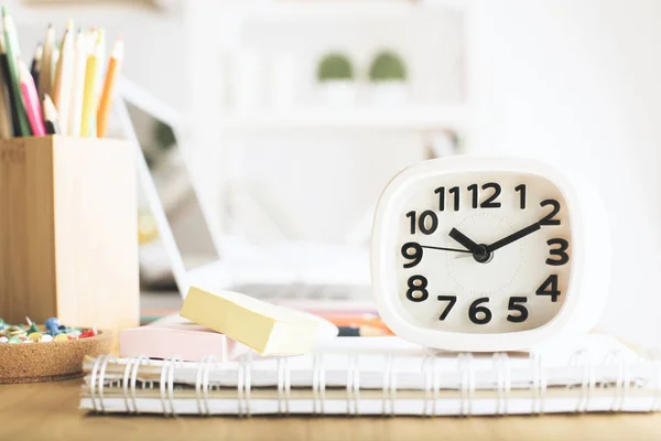 Reloj blanco en escritorio de oficina — Foto de Stock