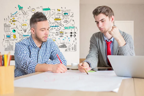 Retrato de dos jóvenes hombres de negocios guapos haciendo papeleo en la oficina moderna con boceto de negocio creativo. Concepto de trabajo en equipo —  Fotos de Stock