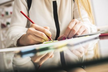 Erkek ile renkli kalemler doodling