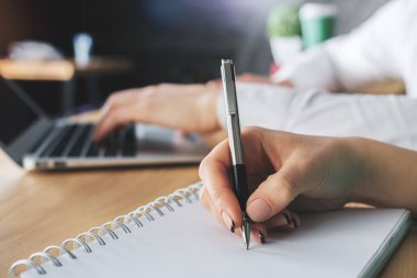 Projede çalışan adam ve kız eller