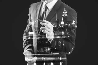 Adam bir şey çizim