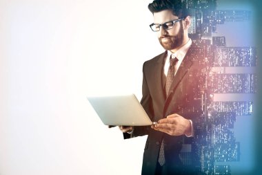 Kopya alanı şehir zemin üzerine dizüstü kullanarak iş adamı. İletişim kavramı. Çift pozlama