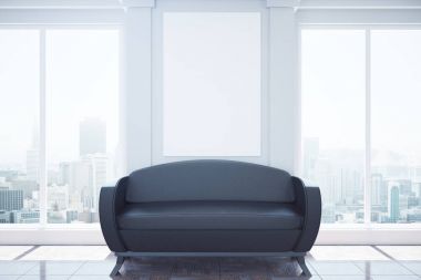 İç kanepe ve boş poster ile